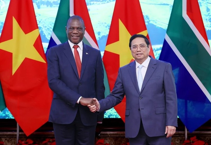 El primer ministro Pham Minh Chinh (derecha) y el vicepresidente de Sudáfrica, Paul Mashatile. (Foto: VNA)