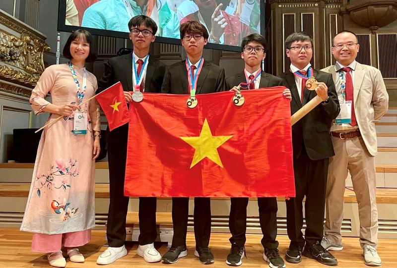 Estudiantes vietnamitas en la Olimpiada Internacional de Química 2023. (Foto: hanoimoi.vn)