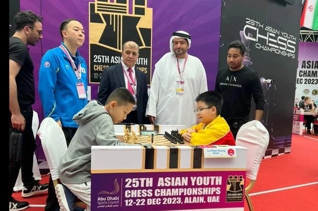 Le Phan Hoang Quan gana medalla de oro en la modalidad de ajedrez estándar en la categoría masculina por separado para menores de ocho años. (Foto: thanhnien.vn)