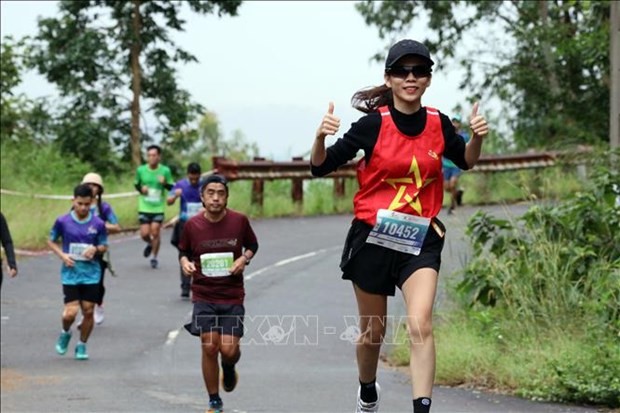 Más de mil 500 corredores participan en el maratón. (Foto: VNA)