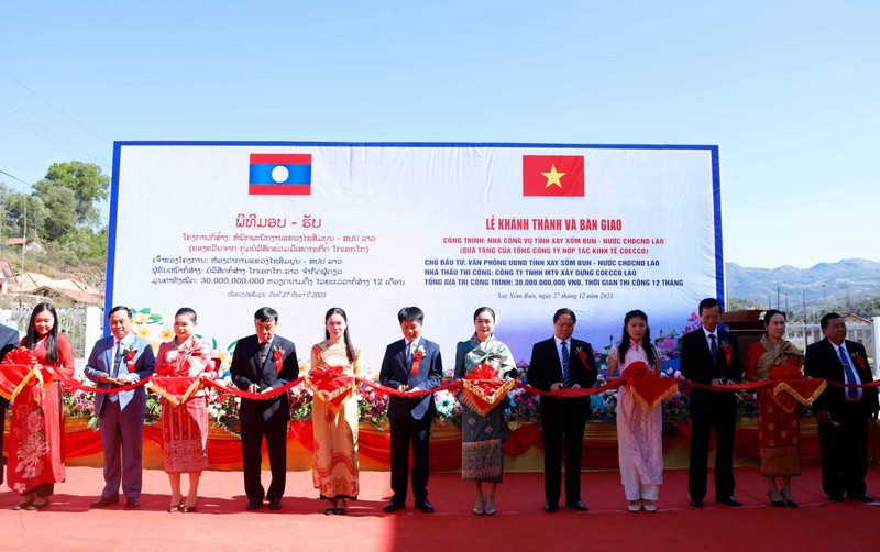 La ceremonia de entrega del edificio de apartamentos a la provincia laosiana de Xaysomboun. (Foto: VNA)