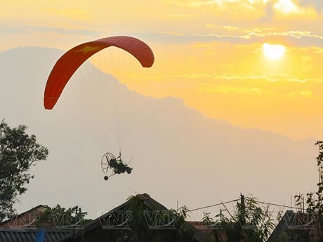 Más de 70 coloridos parapentes sobre el valle de Tam Duong. (Foto: Revista Vietnam)