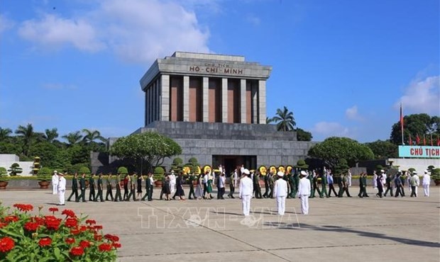 Visitantes al Mausoleo del Presidente Ho Chi Minh. (Foto: VNA)