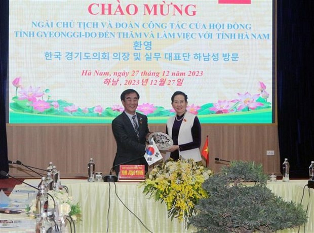 Yom Jong Hyun, presidente del Consejo de Gyeonggi, entrega un regalo al Consejo Popular de la provincia de Ha Nam. (Foto: VNA) 