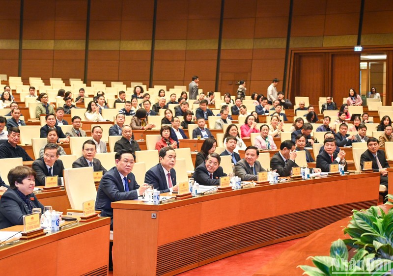 El presidente de la AN, Vuong Dinh Hue, junto con los vicetitulares del órgano legislativo y los delegados en la conferencia.