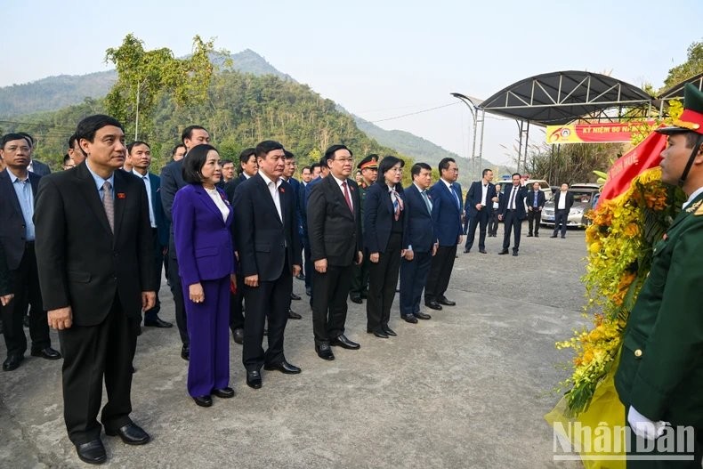 Dinh Hue y la delegación ofrecieron flores para rendir tributo al presidente Ho Chi Minh en el Área de Reliquia Nacional Especial de la Zona de Seguridad Dinh Hoa.