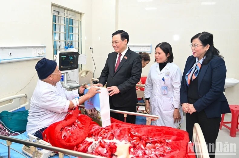 El presidente de la Asamblea Nacional de Vietnam, Vuong Dinh Hue, visita a los pacientes en el Hospital General de Dinh Hoa. (Foto: Nhan Dan)