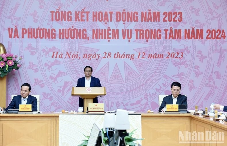 El primer ministro Pham Minh Chinh preside la reunión.