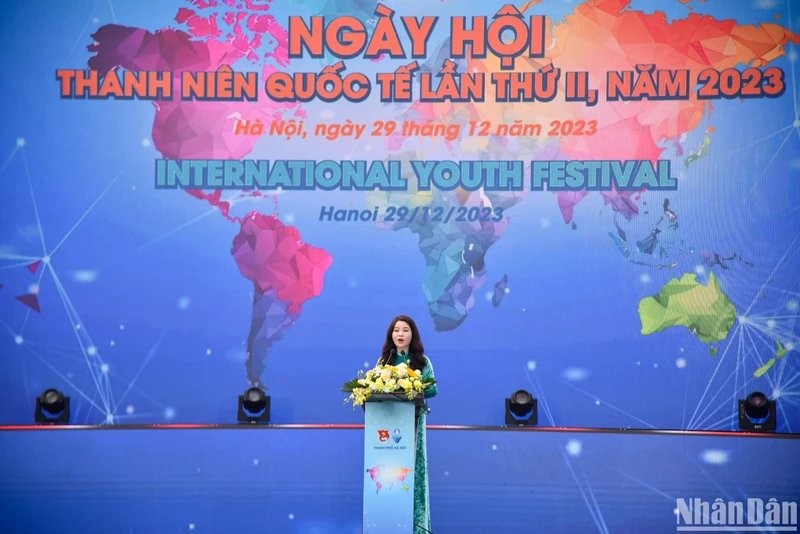 La secretaria de la filial de la Unión de Jóvenes Comunistas Ho Chi Minh en Hanói, Chu Hong Minh, habla en el evento. 