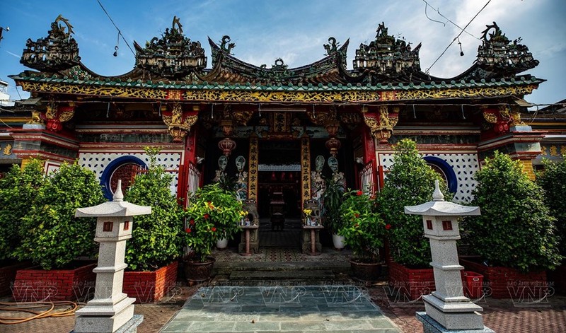 El palacio Kien An tiene casi cien años y está ubicado justo en el centro de la ciudad de Sa Dec, provincia de Dong Thap, con una arquitectura antigua imbuida de características chinas. (Foto: VNA) 