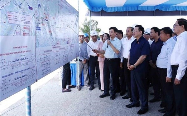 El presidente de la Asamblea Nacional de Vietnam, Vuong Dinh Hue, visita el proyecto de construcción de la autopista Bien Hoa - Vung Tau en la ciudad de Phu My. (Foto: VNA)