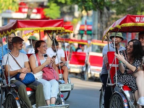 Visitantes extranjeros recorren el casco antiguo de Hanói. (Foto: VNA)
