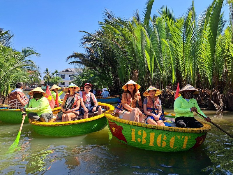 Turistas españoles visitan el bosque de cocos de Bay Mau en Hoi An.