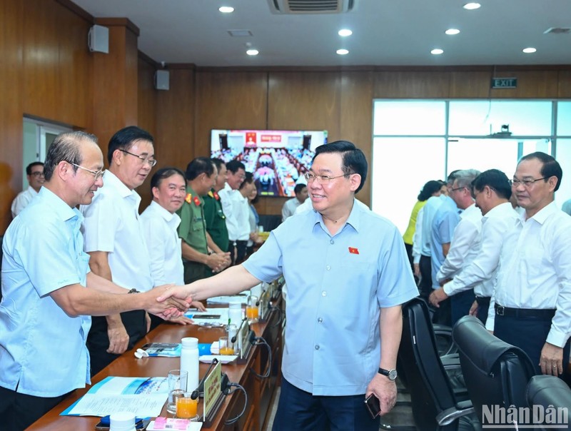 El presidente de la AN, Vuong Dinh Hue, y los dirigentes de Ba Ria-Vung Tau.