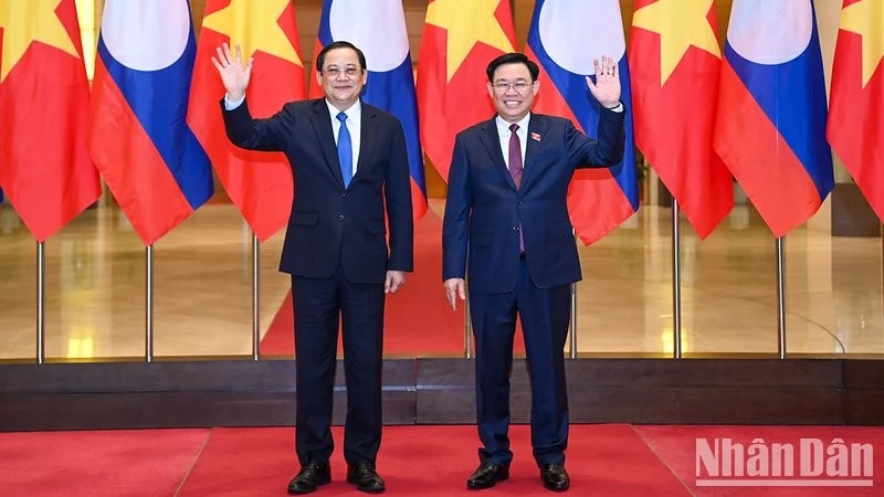 El presidente de la AN, Vuong Dinh Hue (Derecha), y el primer ministro de Laos, Sonexay Siphandone.