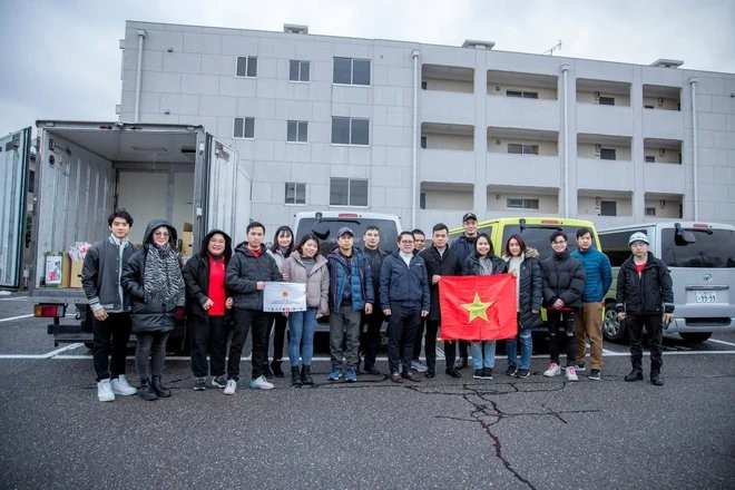 La delegación del Consulado General de Vietnam en Osaka viaja a Ishikawa para visitar y apoyar a los afectados por el terremoto. (Foto VNA)