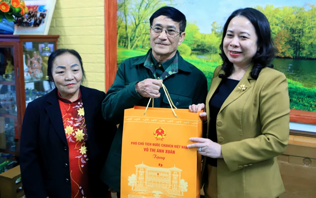 La vicepresidenta de Vietnam, Vo Thi Anh Xuan, entregó obsequios a los hogares beneficiarios de políticas sociales. (Foto: VNA)