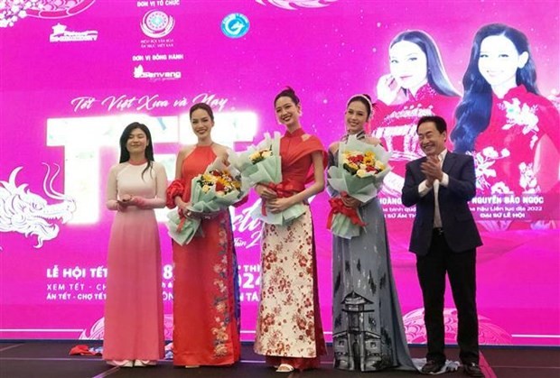 Embajadoras de Tet Viet 2024 en el evento. (Foto: VNA)