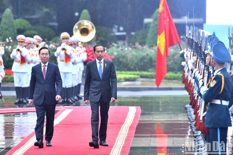 El presidente de Vietnam, Vo Van Thuong, y su homólogo indonesio, Joko Widodo, en el acto de bienvenida. (Foto: Nhan Dan)