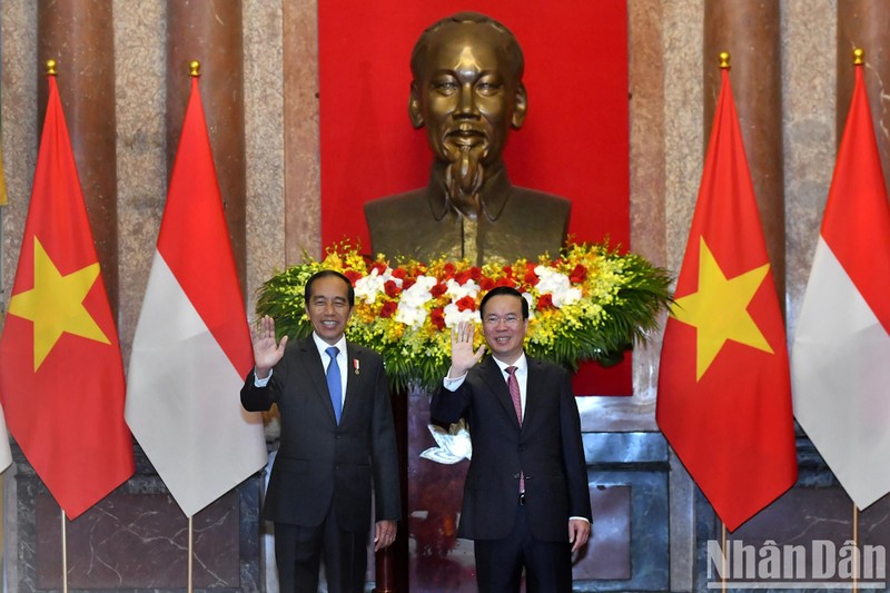 El presidente de Vietnam, Vo Van Thuong, y su homólogo indonesio, Joko Widodo.