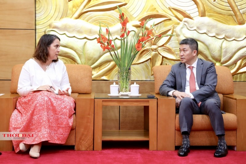 El presidente de la Unión de Organizaciones de Amistad de Vietnam, Phan Anh Son, recibe a la embajadora de Nueva Zelanda en Vietnam, Tredene Dobson. (Foto: thoidai.com.vn)
