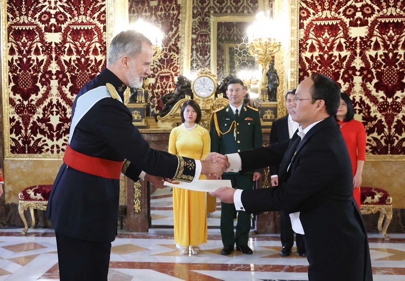 El embajador de Vietnam en España, Doan Thanh Song, presenta sus cartas credenciales al Rey de España, Felipe VI. (Foto: baoquocte.vn)