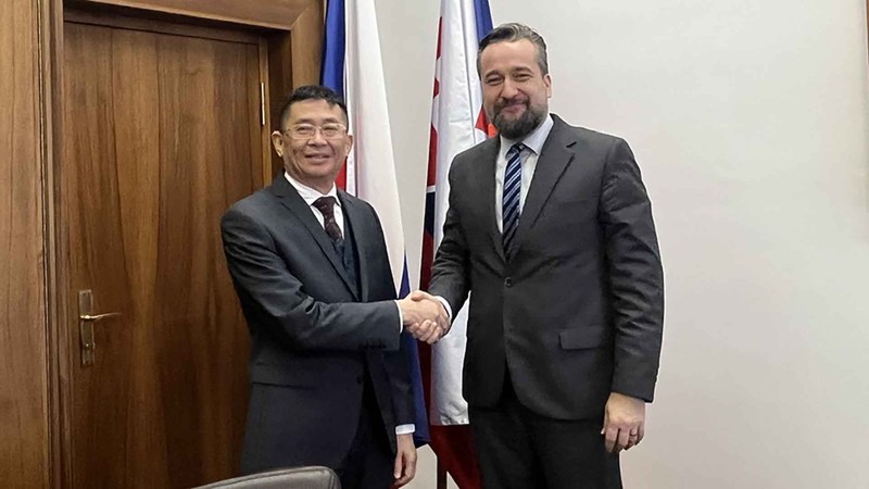 El vicepresidente del Parlamento eslovaco, Ľuboš Blaha (Derecha), recibie al embajador Nguyen Tuan. (Foto: baoquocte.vn)