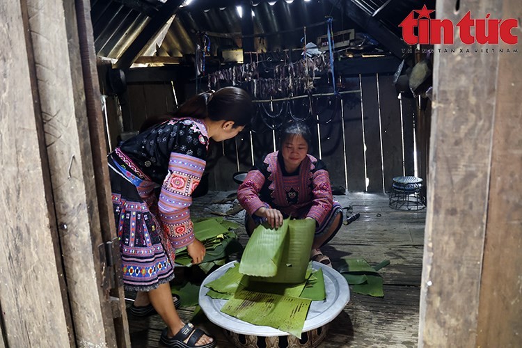 Las mujeres preparan hojas de plátano que han sido calentadas al fuego y limpiadas. (Foto: VNA)
