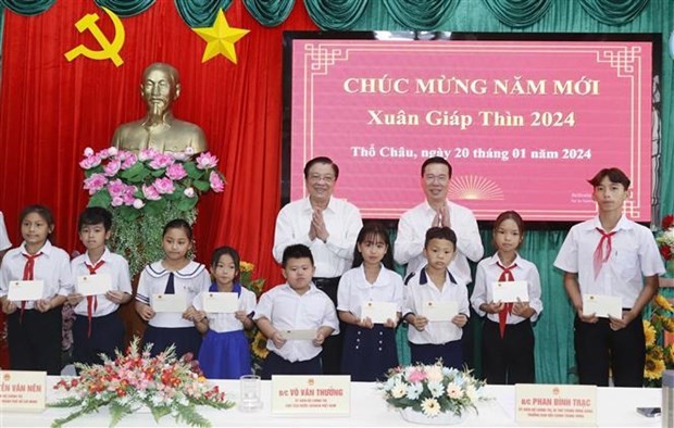 El presidente Vo Van Thuong entrega regalos a estudiantes de la comuna isleña de Tho Chau. (Foto: VNA)