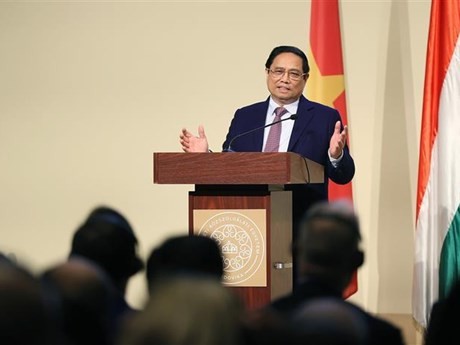 El primer ministro Pham Minh Chính habla sobre las políticas de Vietnam en la Universidad Nacional de Servicio Público en Budapest. (Foto: VNA)