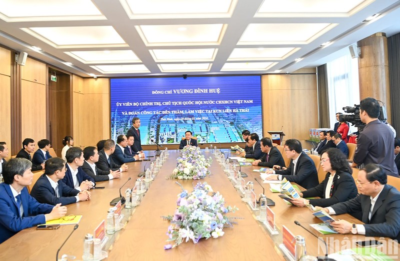 El presidente de la AN, Vuong Dinh Hue, y la delegación que lo acompaña visitan el parque industrial Lien Ha Thai.