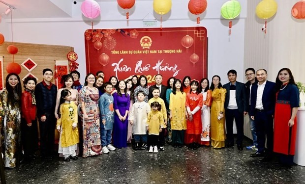 Representantes de la comunidad vietnamita en China del Este en el programa. (Foto: VNA)
