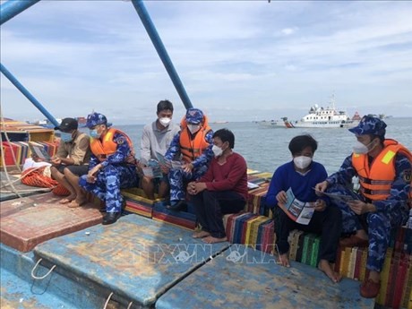 La Fuerza de la Guardia Costera 3 moviliza a los pescadores en la ciudad de Vung Tau para que cumplan con las regulaciones de IUU cuando salen a pescar. (Foto: VNA)