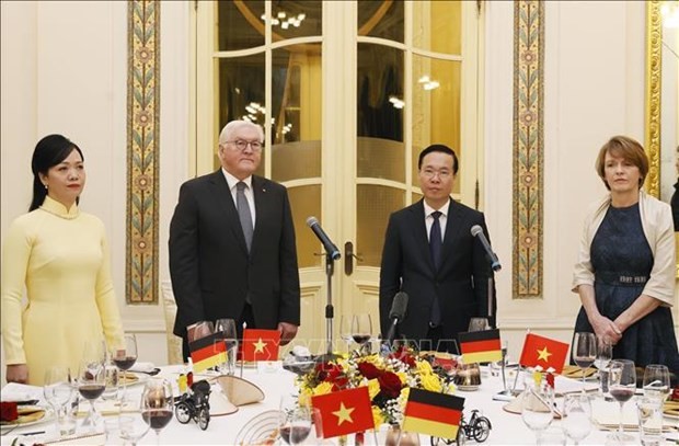 El presidente de Vietnam, Vo Van Thuong, y su esposa ofrecen el banquete al mandatario alemán Frank-Walter Steinmeier y su cónyuge. (Foto: VNA)