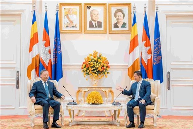 El vicepremier y ministro de Interior camboyano, Sar Sokha (derecha), recibe al general To Lam, ministro de Seguridad Pública de Vietnam. (Foto: VNA)