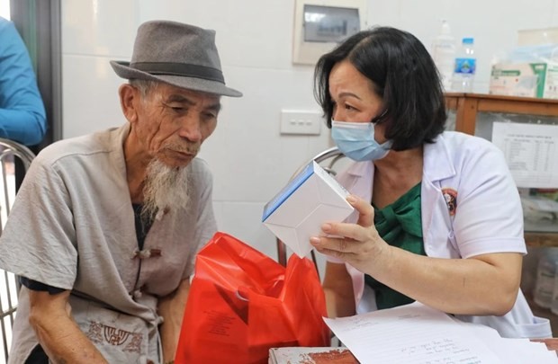 Entrega de medicamentos gratuitos a soldados heridos y enfermos, personas beneficiadas de políticas sociales y familiares de mártires en la provincia de Bac Giang. (Foto: VNA)