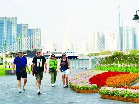 Turistas extranjeros dan paseos en el puerto de Bach Dang, distrito 1, Ciudad Ho Chi Minh. (Foto: sggp.org.vn)