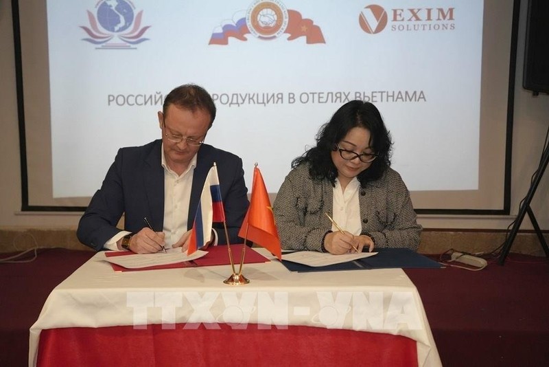 La representante de la Asociación de Automatización de Vietnam en Rusia, Mai Hong, y el presidente de la Asociación de Comercio Rusia-Vietnam, Alexander Karpov, firman acuerdo de cooperación. (Foto: VNA)