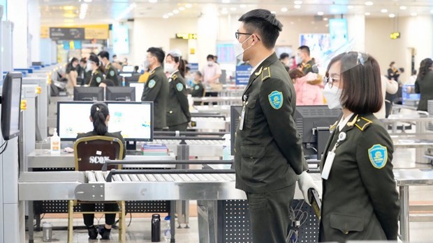 El Aeropuerto Internacional de Noi Bai aumenta la seguridad durante la temporada alta del Tet. (Foto: hanoimoi.vn)