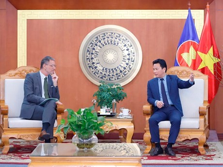 El ministro Dang Quoc Khanh y Olivier Brochet, embajador de Francia en Vietnam. (Foto: tainguyenmoitruong.gov.vn)