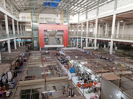 Un mercado de Lao Cai se prepara para la exhibición de productos chinos, prevista para febrero. (Foto: baolaocai.vn)