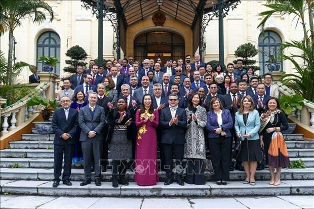 La vicecanciller Le Thi Thu Hang y los delegados. (Foto: VNA)