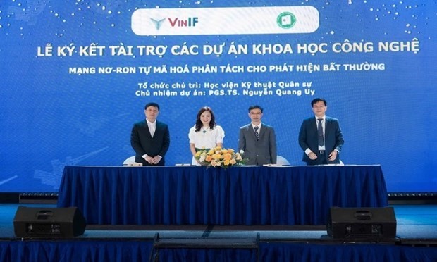En el acto de firma de acuerdo de cooperación entre VinIF y representantes de proyectos científicos. (Foto: Vietnamplus)
