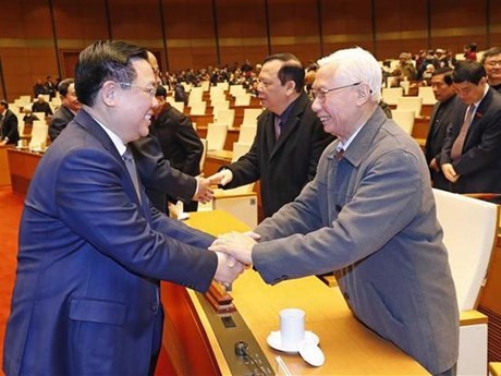 El presidente de la Asamblea Nacional, Vuong Dinh Hue, con el exvicetitular del órgano legislativo Nguyen Duc Kien. (Foto: VNA)