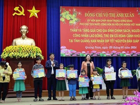 La vicepresidenta de Vietnam Vo Thi Anh Xuan entrega obsequios a niños menos favorecidos en Quang Nam. (Foto: VNA)