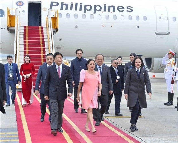 El presidente de Filipinas, Ferdinand Romualdez Marcos Jr. (primera persona desde la izquierda, primera fila), en el aeropuerto de Noi Bai, Hanói. (Foto: VNA)