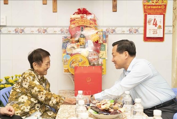 El viceprimer ministro de Vietnam Le Minh Khai visita a la madre heroica nacional Bui Thi Hai. (Foto: VNA)