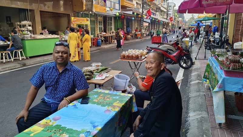 Turistas disfrutan de la comida vietnamita en el Barrio vietnamita en Udon Thani.