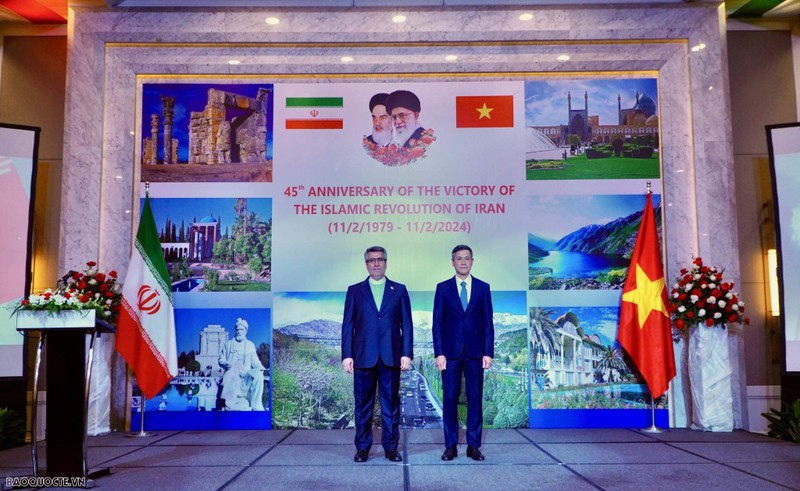 El embajador de Irán en Vietnam, Ali Akbar Nazari (Izquierda), y el vicecanciller vietnamita Nguyen Minh Vu, en el acto por el 45º aniversario del Día Nacional de Irán. (Foto: baoquocte.vn)