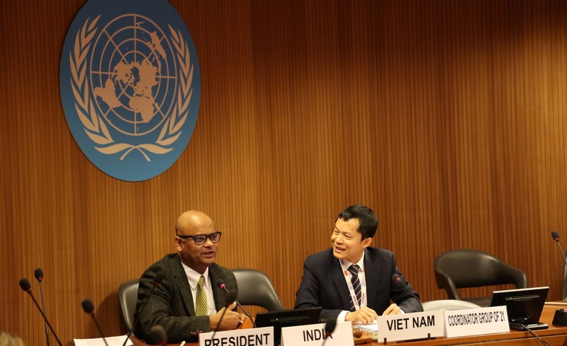 Presidente rotatorio de la CD, Anupam Ray, y el encargado de negocios de la delegación vietnamita en Ginebra, Cung Duc Han. (Foto: VNA)